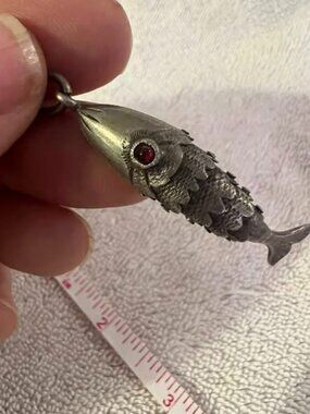 🐻ANTIQUE STERLING SILVER ARTICULATED FLEXI FISH. 2" w/ RED EYE pendant